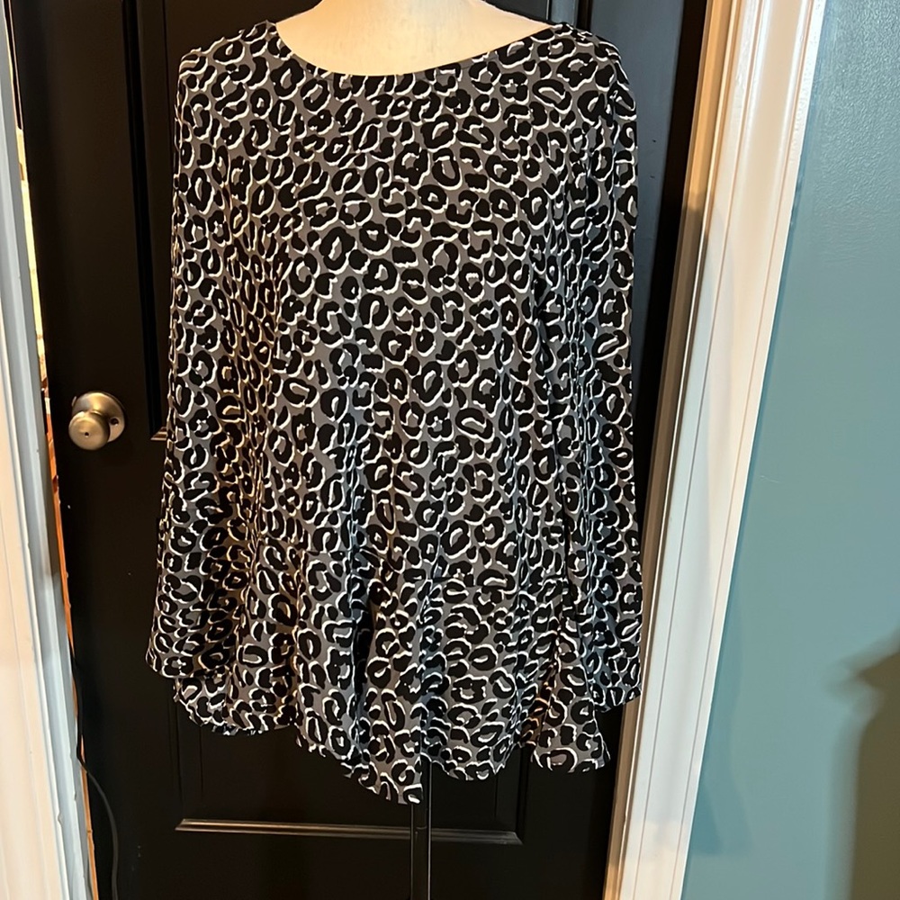 Never worn L size 12-14 Mudpie leopard blouse closet clean out